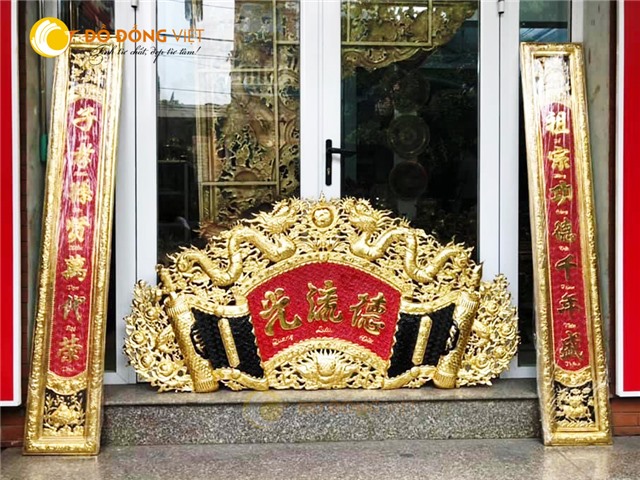 Cuốn thư câu đối Đức Lưu Quang bằng đồng vàng nền đỏ