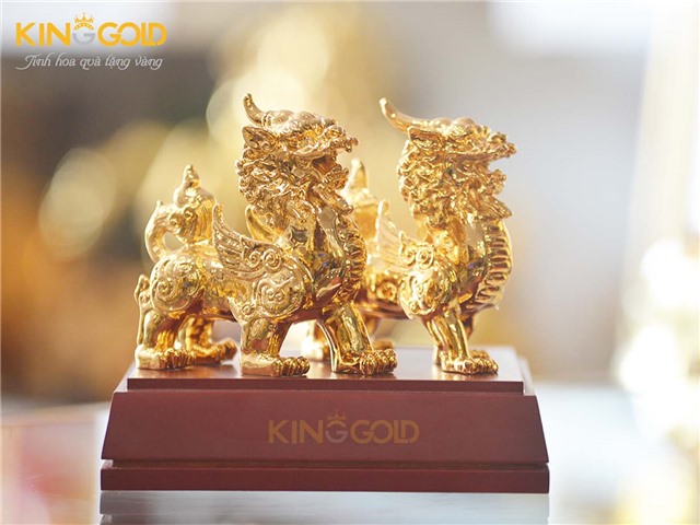 Quà tặng mạ vàng tranh phong thuỷ dành cho người tuổi Dậu