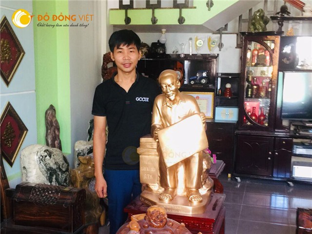 Tượng bác hồ bằng đồng ngồi đọc báo