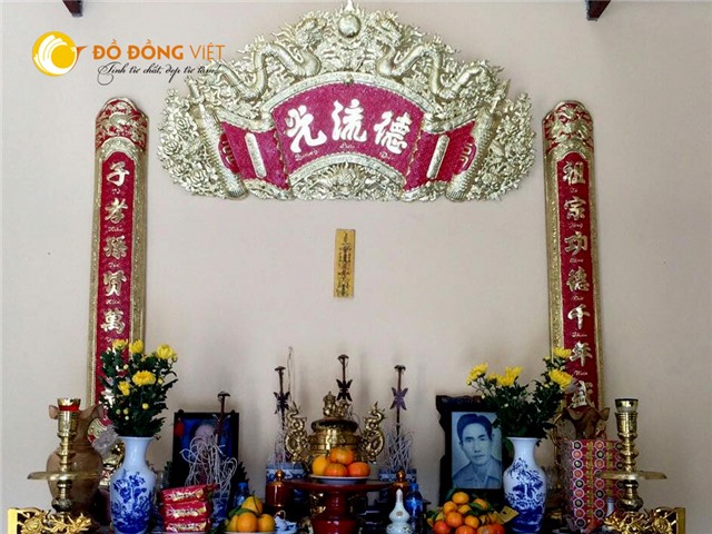 Báo giá cuốn thư câu đối bằng đồng vàng nền đỏ