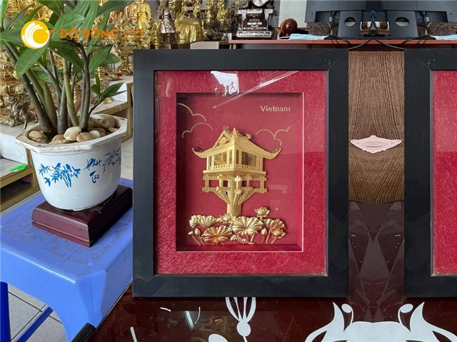 Tranh chùa Một Cột bằng vàng lá 24k làm quà tặng đối tác nước ngoài