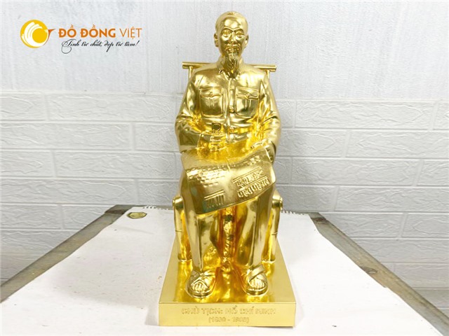 Báo giá tượng Bác Hồ ngồi đọc báo mạ vàng 24k