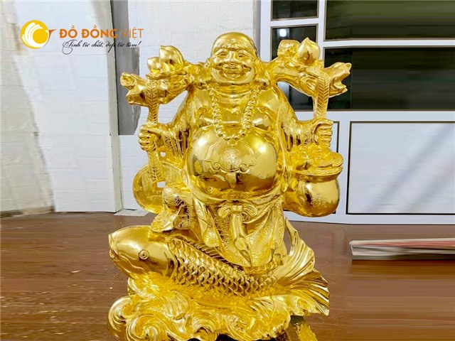 Tượng Phật Di Lặc cưỡi cá chép gánh tiền vàng 