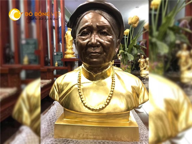 Đúc tượng chân dung truyền thần cụ bà tại cơ sở Đồ đồng Việt