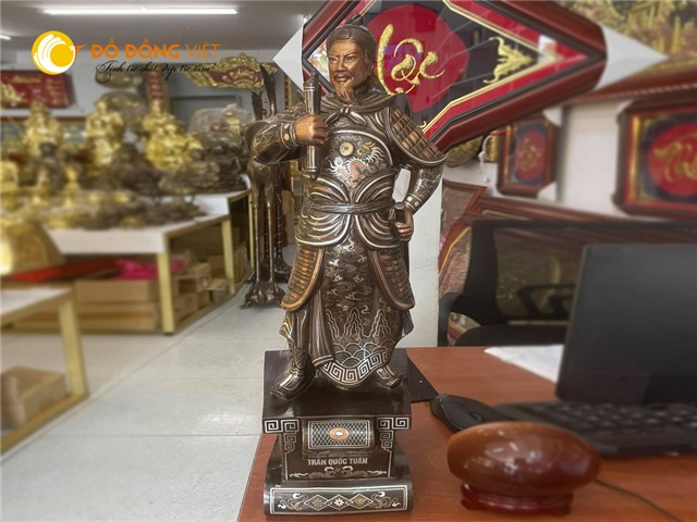 Tượng đồng Trần Quốc Tuấn khảm ngũ sắc đẹp tinh xảo