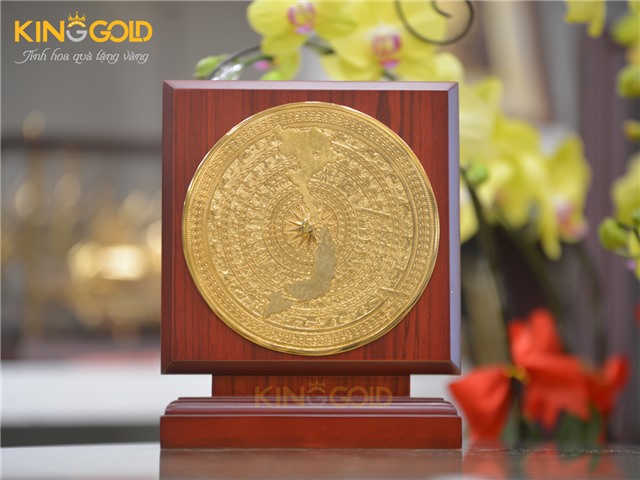 Biểu trưng mặt trống đồng mạ vàng làm quà tặng Đại hội