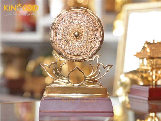 Mặt trống đồng đế hoa sen làm quà tặng đối tác nước ngoài