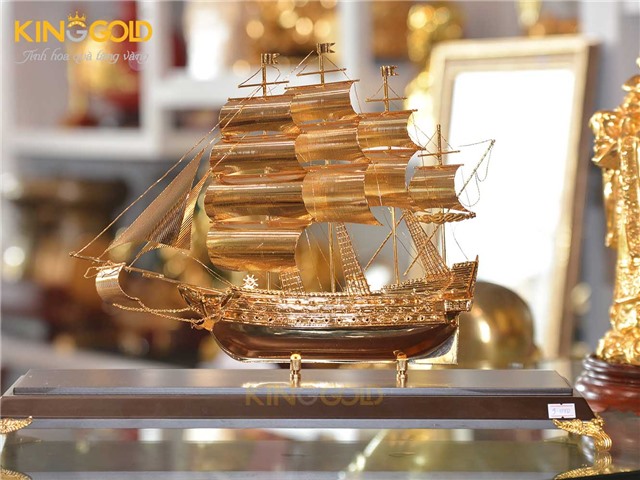 Quà tặng thuyền buồm phong thủy mạ vàng