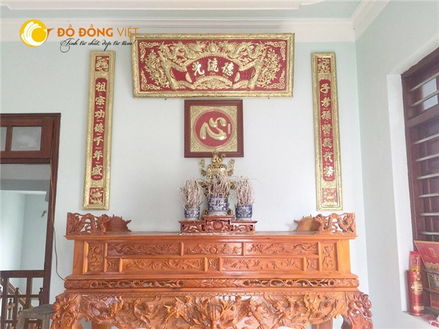 Hoành phi câu đối bằng đồng vàng nền đỏ, giá bán hoành phi câu đối