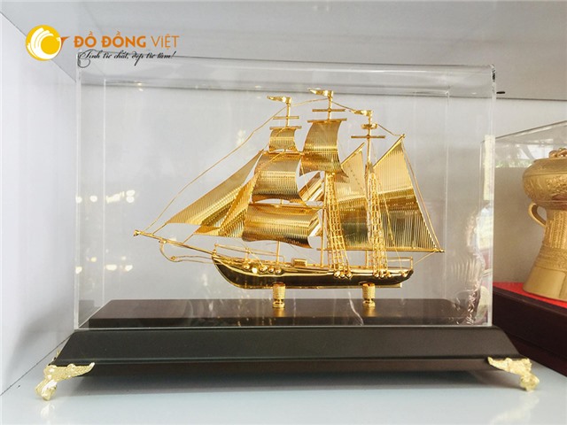 Thuyền buồm quà tặng mạ vàng đẹp tinh xảo từng chi tiết