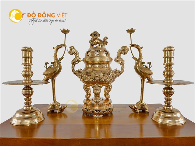 Chi tiết bộ đỉnh đồng đỏ song long chầu nguyệt đúc nguyên khối
