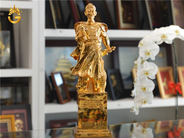 Bức tượng Hưng Đạo Đại Vương bằng đồng mạ vàng 24k cao cấp