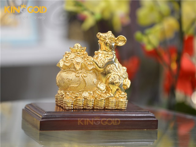 Quà tặng sếp tuổi Tý- tượng chuột ôm bao tiền mạ vàng