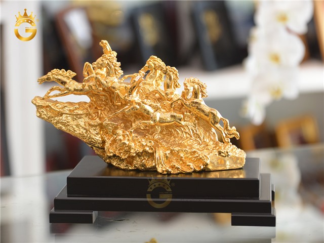 Biểu tượng bát mã truy phong mạ vàng 24k