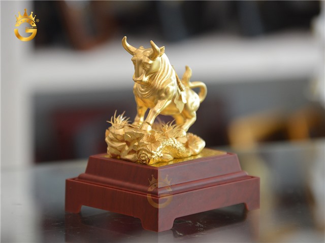 Tượng bò tót bằng đồng mạ vàng đẹp tinh xảo