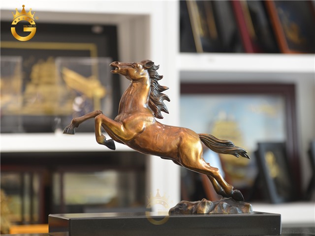 Tượng ngựa bằng đồng- biểu tượng của sự giàu sang, quyền lực và thành công.