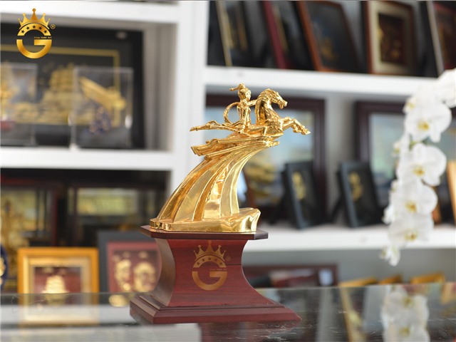 Tượng đồng Thánh Gióng mạ vàng đẹp tinh xảo