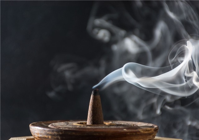 Có nên thắp hương trầm trên ban thờ gia tiên