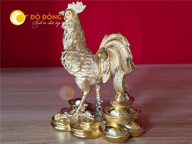 Tượng gà trống bằng đồng đứng trên tiền vàng