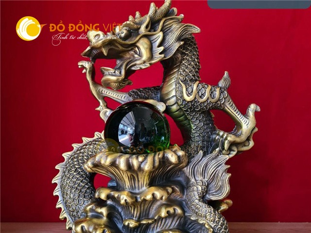 Tượng linh vật rồng ôm ngọc bằng đồng 
