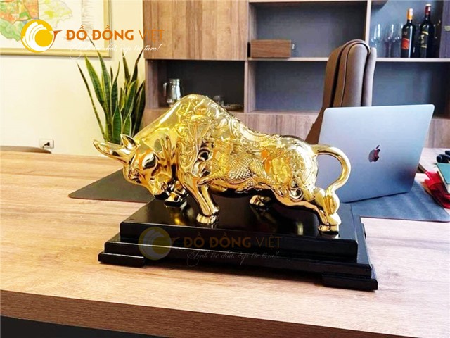 Tượng bò tài chính phong thủy bằng đồng mạ vàng