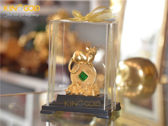 Tượng chuột đứng trên đồng tiền vàng