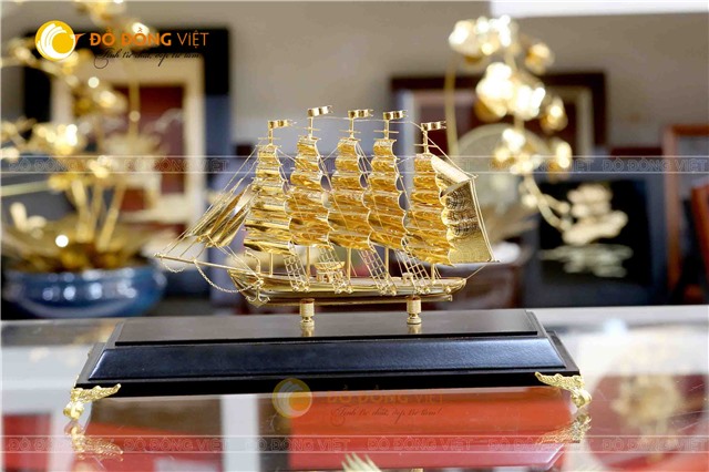 Mô hình thuyền buồm mạ vàng làm quà tặng Tết Quý Mão 2023