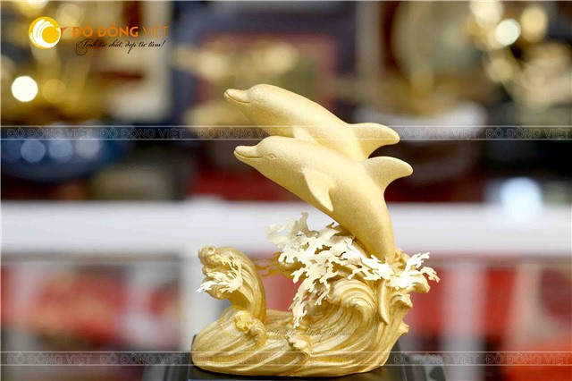 Mô hình đôi cá heo bằng đồng dát vàng đẹp