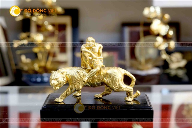 Tượng đồng La Hán phục hổ mạ vàng 24k