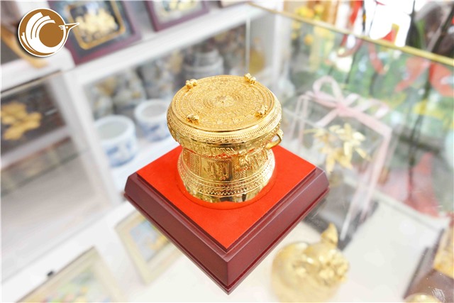 Quà tặng trống đồng mạ vàng đường kính 7cm, trống đồng quà tặng