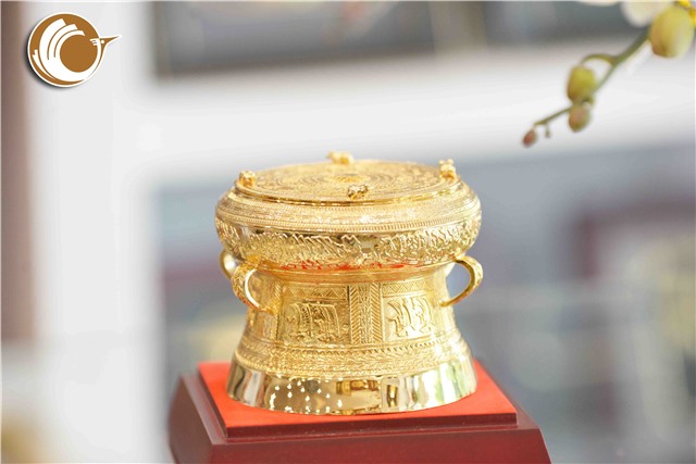 Giá bán trống đồng quà tặng mạ vàng dk 9cm,