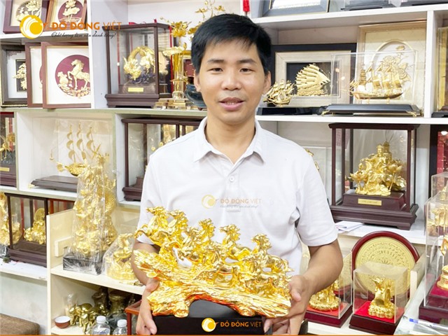 Đúc tượng bát mã truy phong bằng đồng mạ vàng tinh xảo