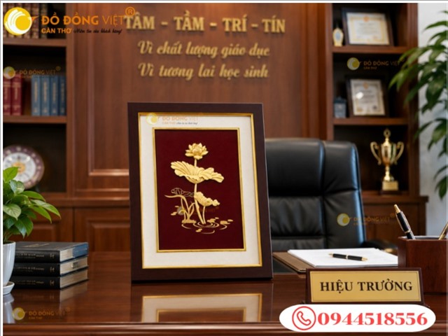 Tranh Hoa Sen Dát Vàng – Quà Tặng Sang Trọng Trang Trí Phòng Làm Việc Hiệu Trưởng
