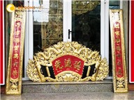 Cuốn thư câu đối Đức Lưu Quang bằng đồng vàng nền đỏ