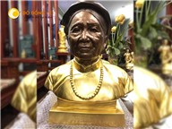 Đúc tượng chân dung truyền thần cụ bà tại cơ sở Đồ đồng Việt