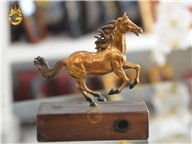 Ngựa đồng để bàn làm quà tặng sếp ý nghĩa