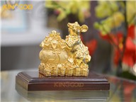 Quà tặng sếp tuổi Tý- tượng chuột ôm bao tiền mạ vàng