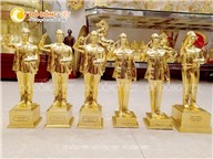 Đúc tượng Bác Hồ vẫy tay chào bằng đồng mạ vàng