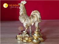 Tượng gà trống bằng đồng đứng trên tiền vàng