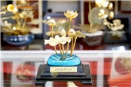 Biểu trưng chậu hoa sen mạ vàng tinh xảo