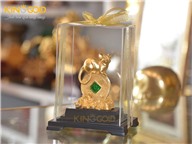 Tượng chuột đứng trên đồng tiền vàng