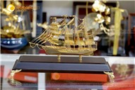 Biểu trưng thuyền buồm dát vàng 24k làm quà Tết 2023