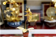 Biểu trưng nhành hoa lan hồ điệp mạ vàng tinh xảo