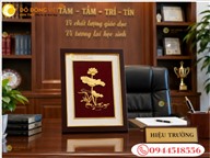 Tranh Hoa Sen Dát Vàng – Quà Tặng Sang Trọng Trang Trí Phòng Làm Việc Hiệu Trưởng