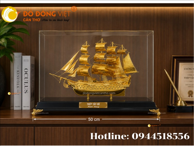 Mô hình thuyền buồm dặt trên kệ sách